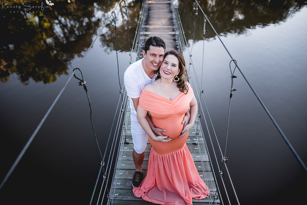 mamae e papai abraçadinhos na ponte em brotas no ensaio gestante