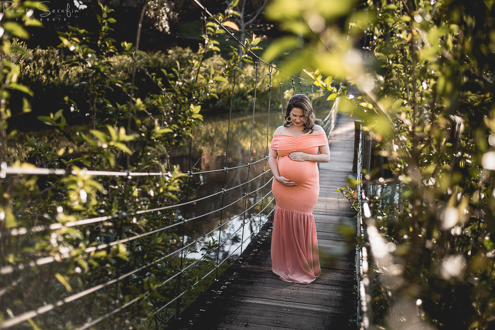 mamae linda sorrindo na ponte na foto de gravida de bauru e região