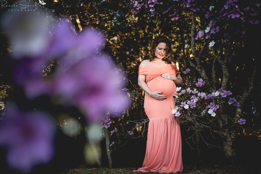 mamae linda sorrindo para seu filho na foto de gestante em jau