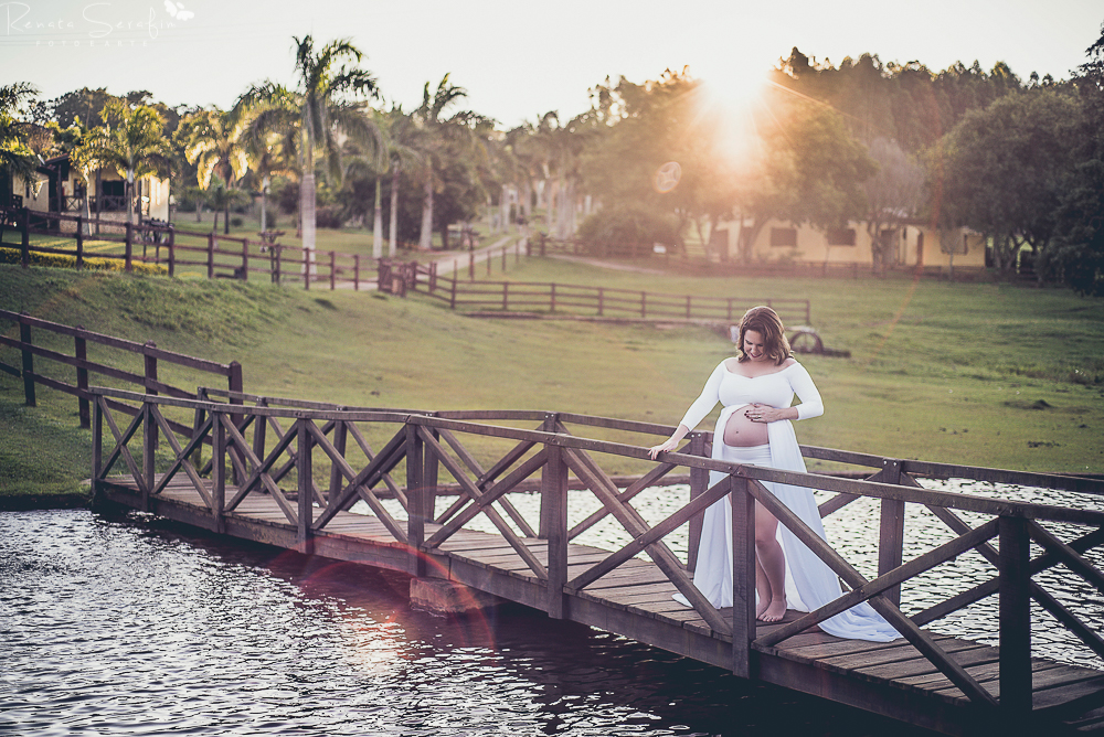 mamae na ponte no por do sol no ensaio gestante em brotas