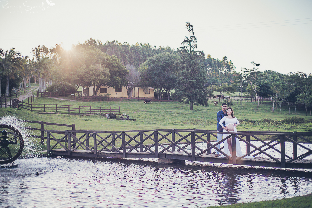 mamae e papai abraçadinhos na ponte em brotas no ensaio gestante