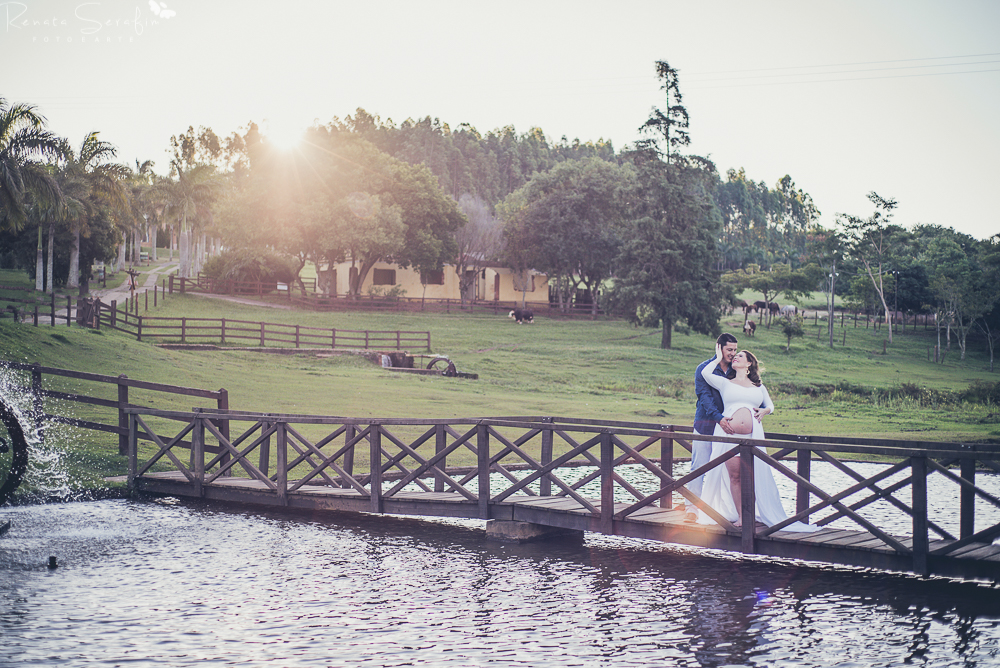 mamae e papai abraçadinhos na ponte em brotas no ensaio gestante