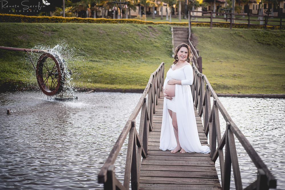mamae na ponte no por do sol no ensaio gestante em brotas