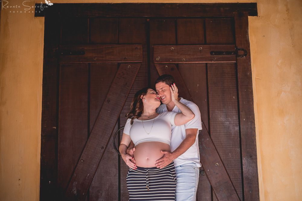 Papai e mamae abraçadinhos no book gestante na cidade de brotas