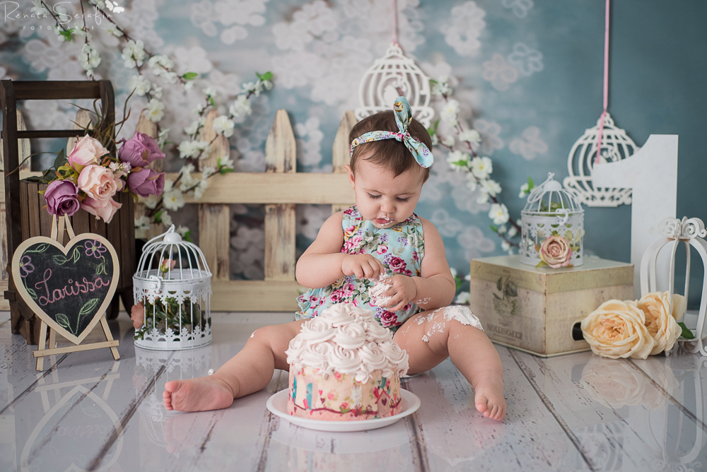 Menina comendo bolo na sessao smash the cake em jau