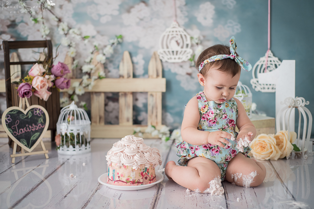 Menina comendo bolo na sessao smash the cake em jau