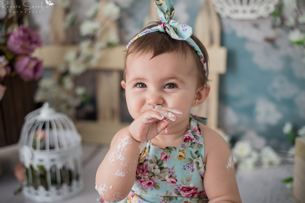 foto de Menina comendo bolo na sessao smash the cake em jau