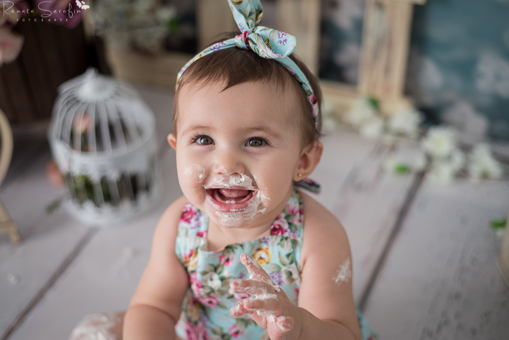 foto de Menina comendo bolo na sessao smash the cake em jau