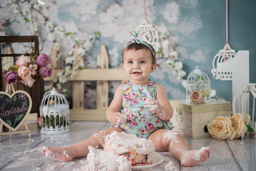 foto de Menina comendo bolo na sessao smash the cake em jau