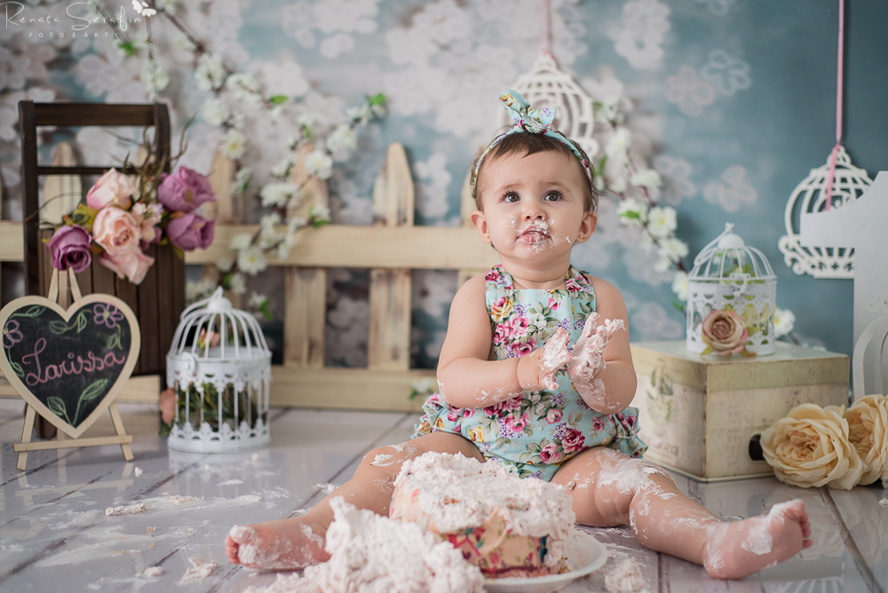 foto de Menina comendo bolo na sessao smash the cake em jau