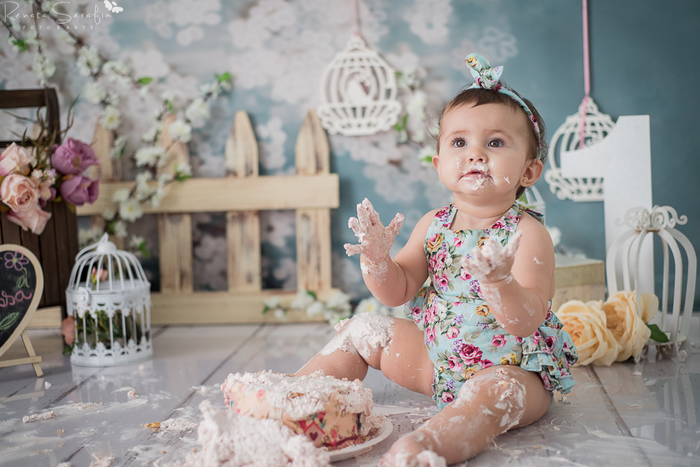 foto de Menina comendo bolo na sessao smash the cake em jau