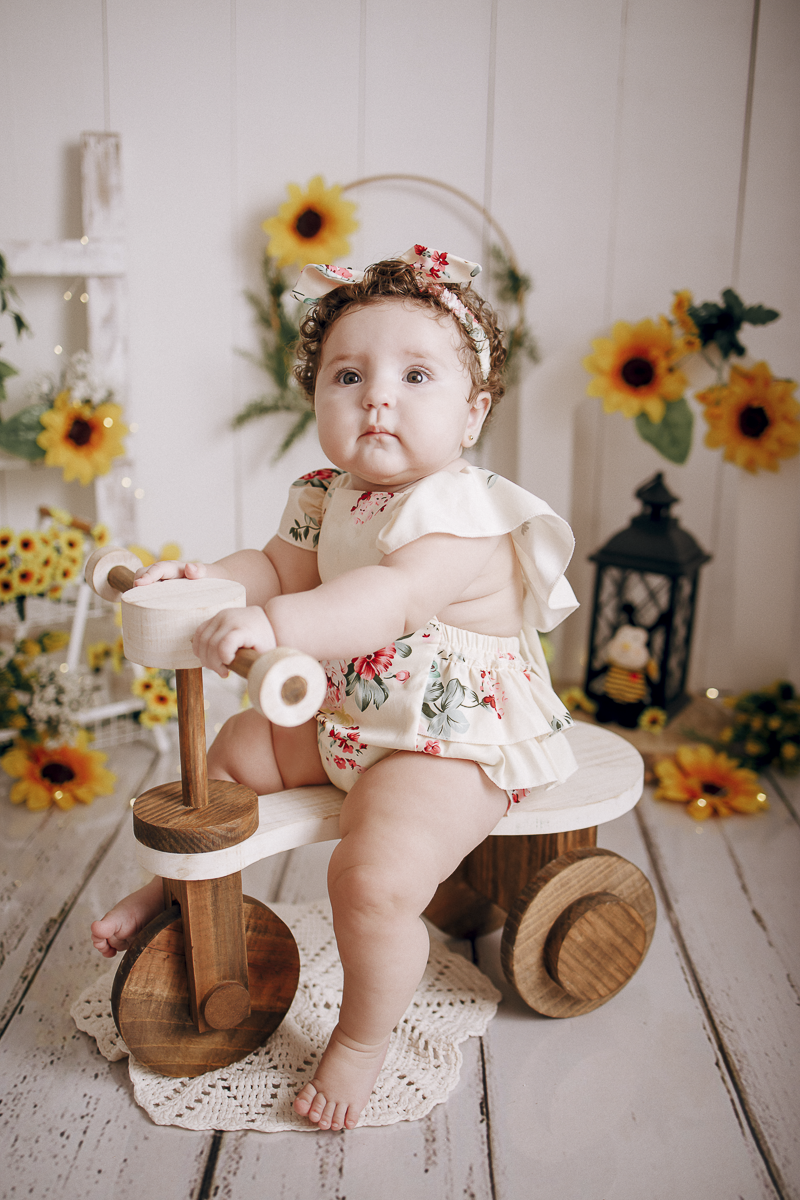 acompanhamentode bebe, sessao infantil, fotos de bebe, menina, acompanhamento mensal menina, tema girassol, fotos de acompanhamento