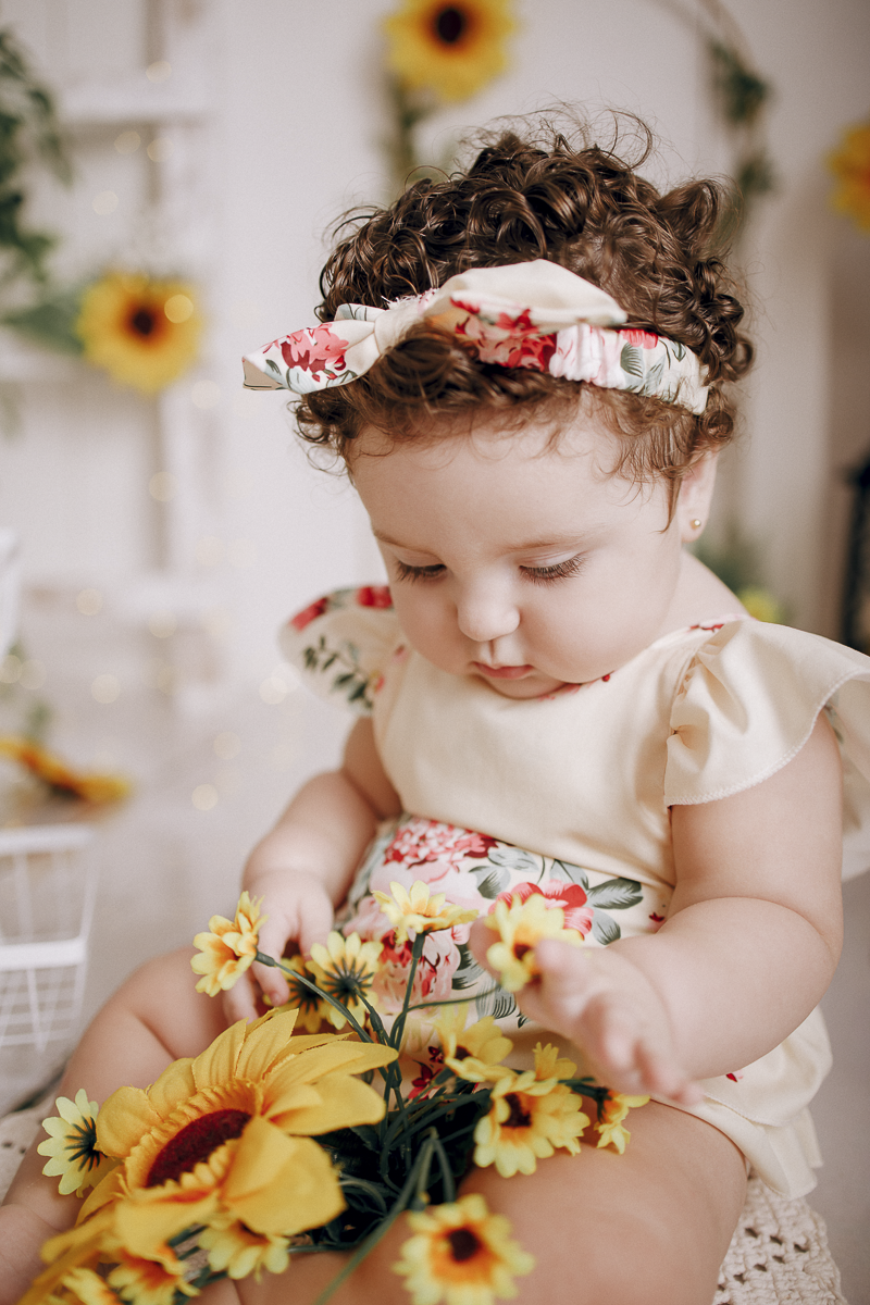 acompanhamentode bebe, sessao infantil, fotos de bebe, menina, acompanhamento mensal menina, tema girassol, fotos de acompanhamento
