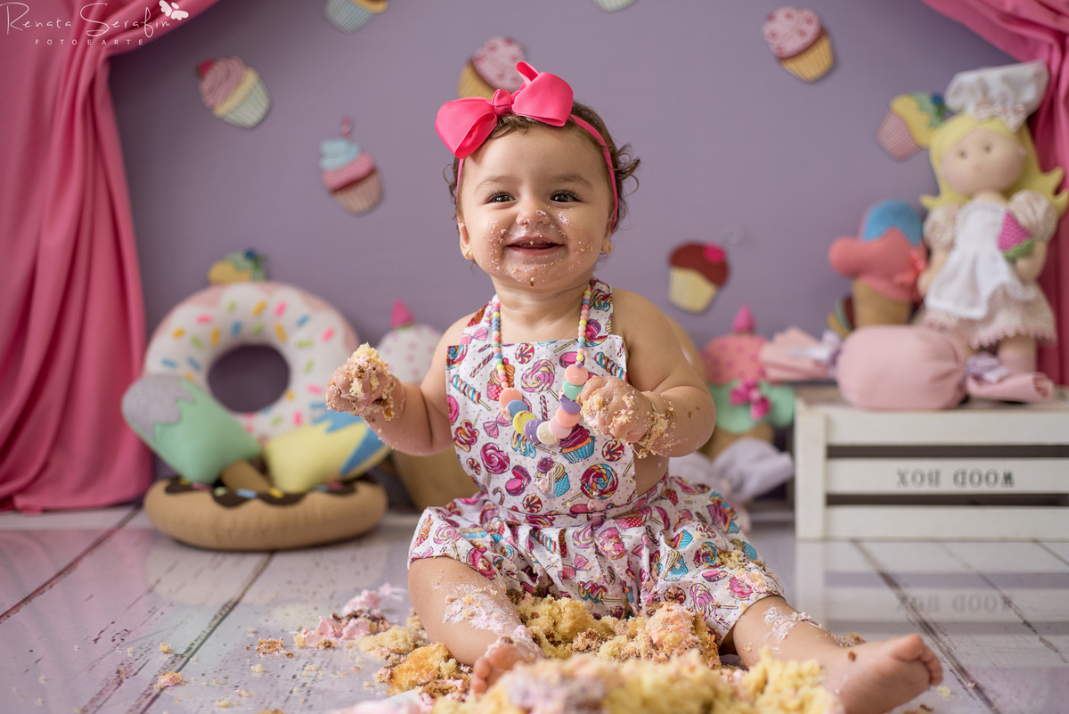 bebe com bolo, bolo, book de bebe, cake smash, confeitaria, cupcakes, ensaio com o bolo, ensaio newborn, meleca com bolo, patissarie, salaão de festas em jau, smash the cake, um aninho