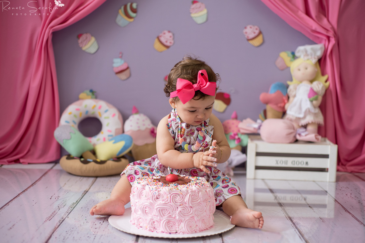 bebe com bolo, bolo, book de bebe, cake smash, confeitaria, cupcakes, ensaio com o bolo, ensaio newborn, meleca com bolo, patissarie, salaão de festas em jau, smash the cake, um aninho