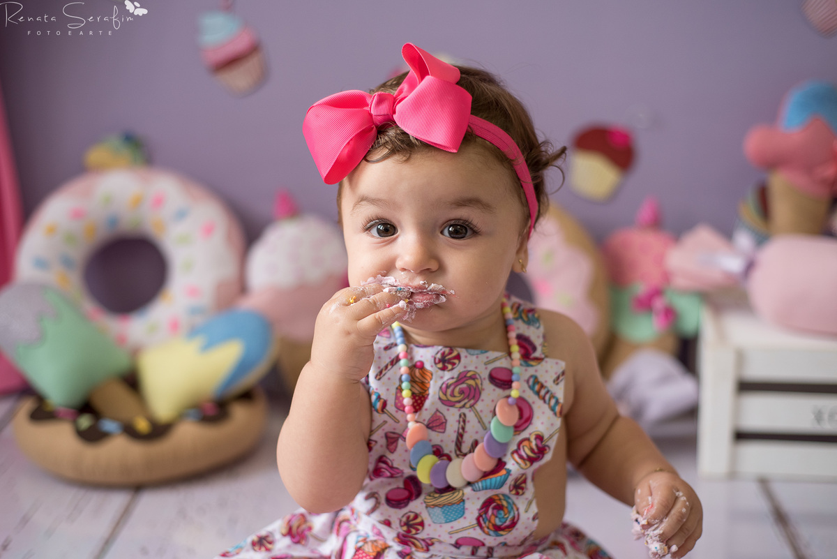 bebe com bolo, bolo, book de bebe, cake smash, confeitaria, cupcakes, ensaio com o bolo, ensaio newborn, meleca com bolo, patissarie, salaão de festas em jau, smash the cake, um aninho