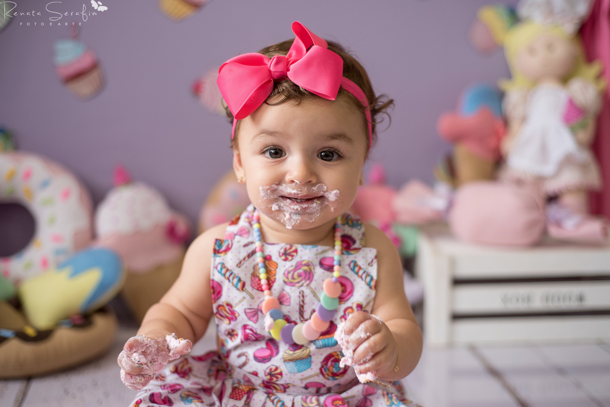 bebe com bolo, bolo, book de bebe, cake smash, confeitaria, cupcakes, ensaio com o bolo, ensaio newborn, meleca com bolo, patissarie, salaão de festas em jau, smash the cake, um aninho