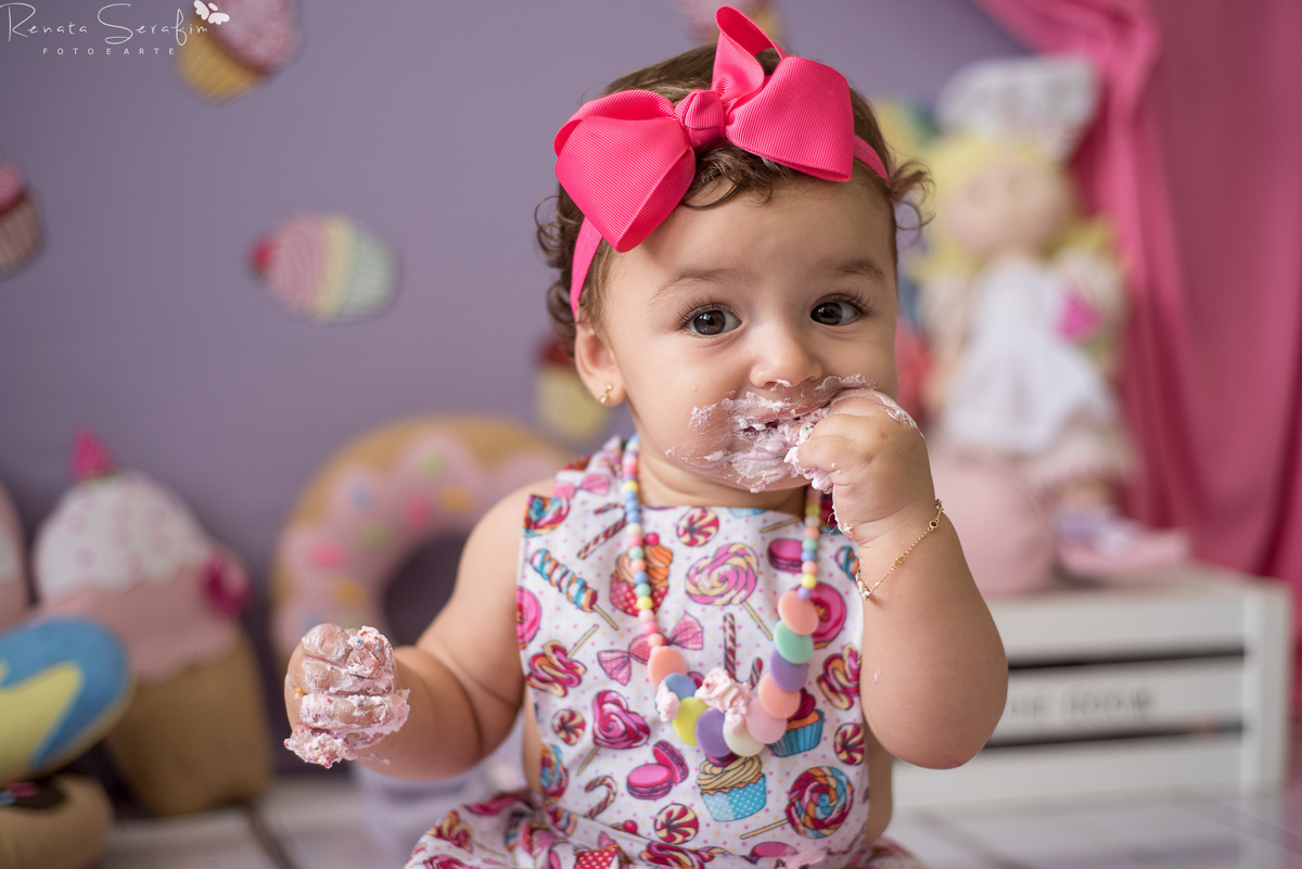 bebe com bolo, bolo, book de bebe, cake smash, confeitaria, cupcakes, ensaio com o bolo, ensaio newborn, meleca com bolo, patissarie, salaão de festas em jau, smash the cake, um aninho