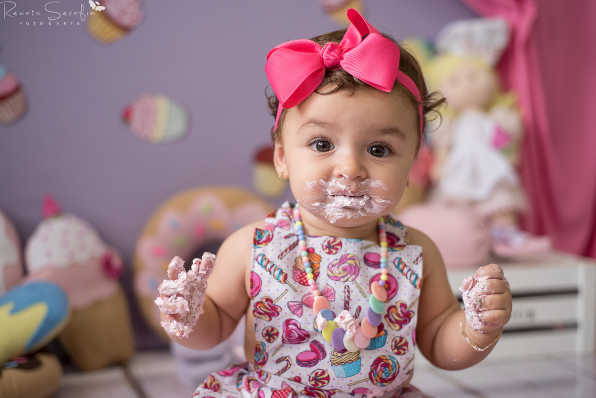 bebe com bolo, bolo, book de bebe, cake smash, confeitaria, cupcakes, ensaio com o bolo, ensaio newborn, meleca com bolo, patissarie, salaão de festas em jau, smash the cake, um aninho