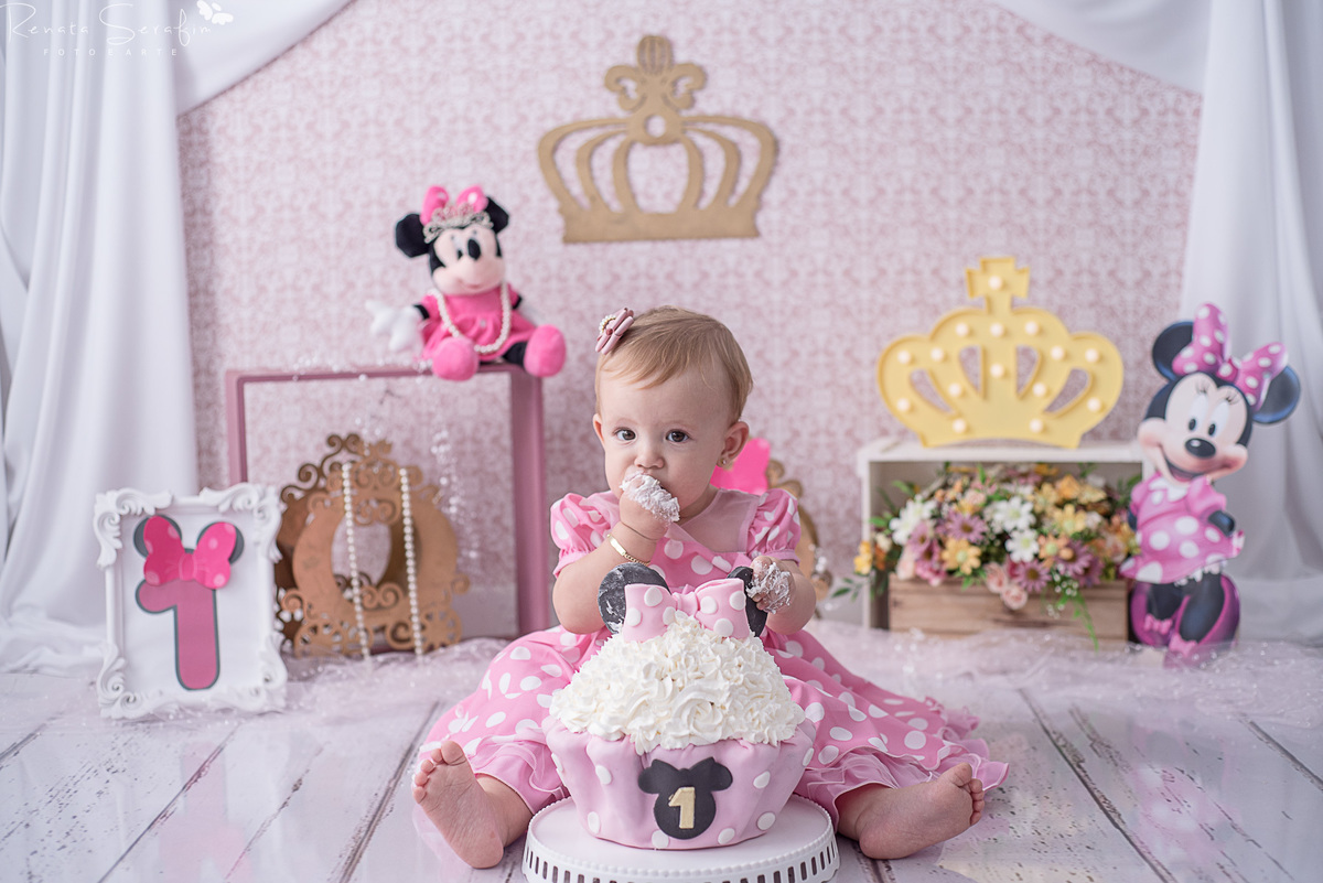 bauru, ensaio de aniversario, festas em jau, festas jau, fotografia infantil, fotografo em jau, fotografo infantil, fotos com bolo, fotos de festa, menina comendo bolo, minnie rosa, minnie rosa princesa, princesa, salão de festa zoe, smash the cake