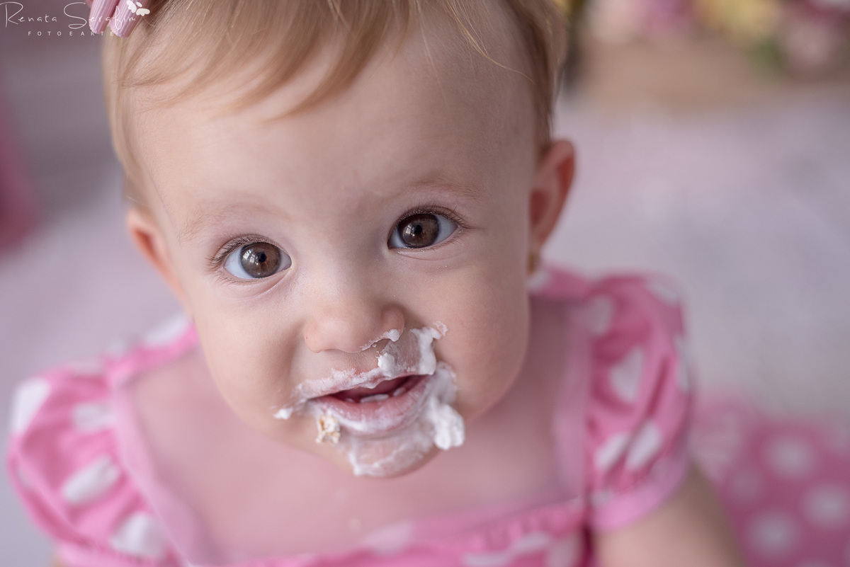 bauru, ensaio de aniversario, festas em jau, festas jau, fotografia infantil, fotografo em jau, fotografo infantil, fotos com bolo, fotos de festa, menina comendo bolo, minnie rosa, minnie rosa princesa, princesa, salão de festa zoe, smash the cake
