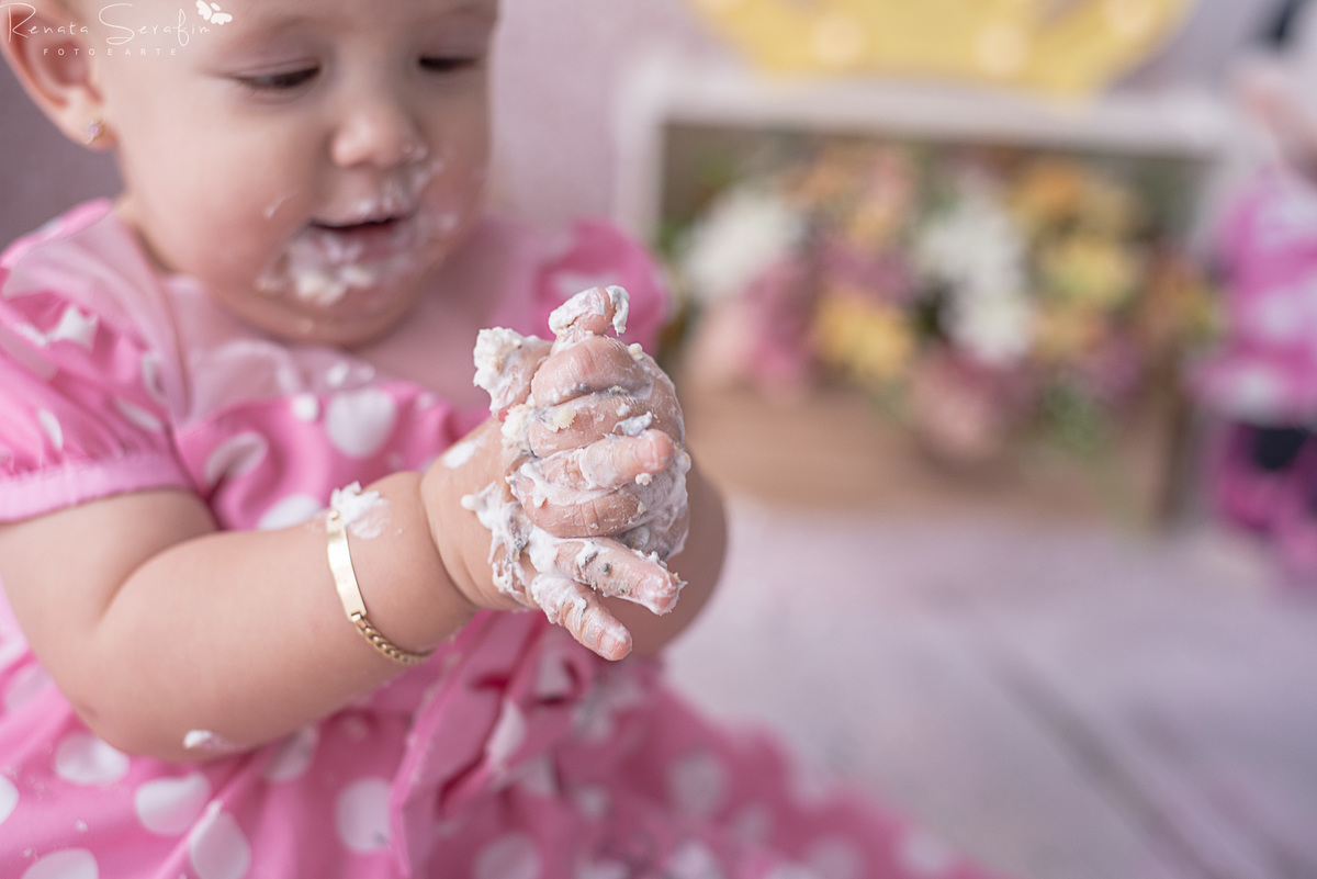 bauru, ensaio de aniversario, festas em jau, festas jau, fotografia infantil, fotografo em jau, fotografo infantil, fotos com bolo, fotos de festa, menina comendo bolo, minnie rosa, minnie rosa princesa, princesa, salão de festa zoe, smash the cake