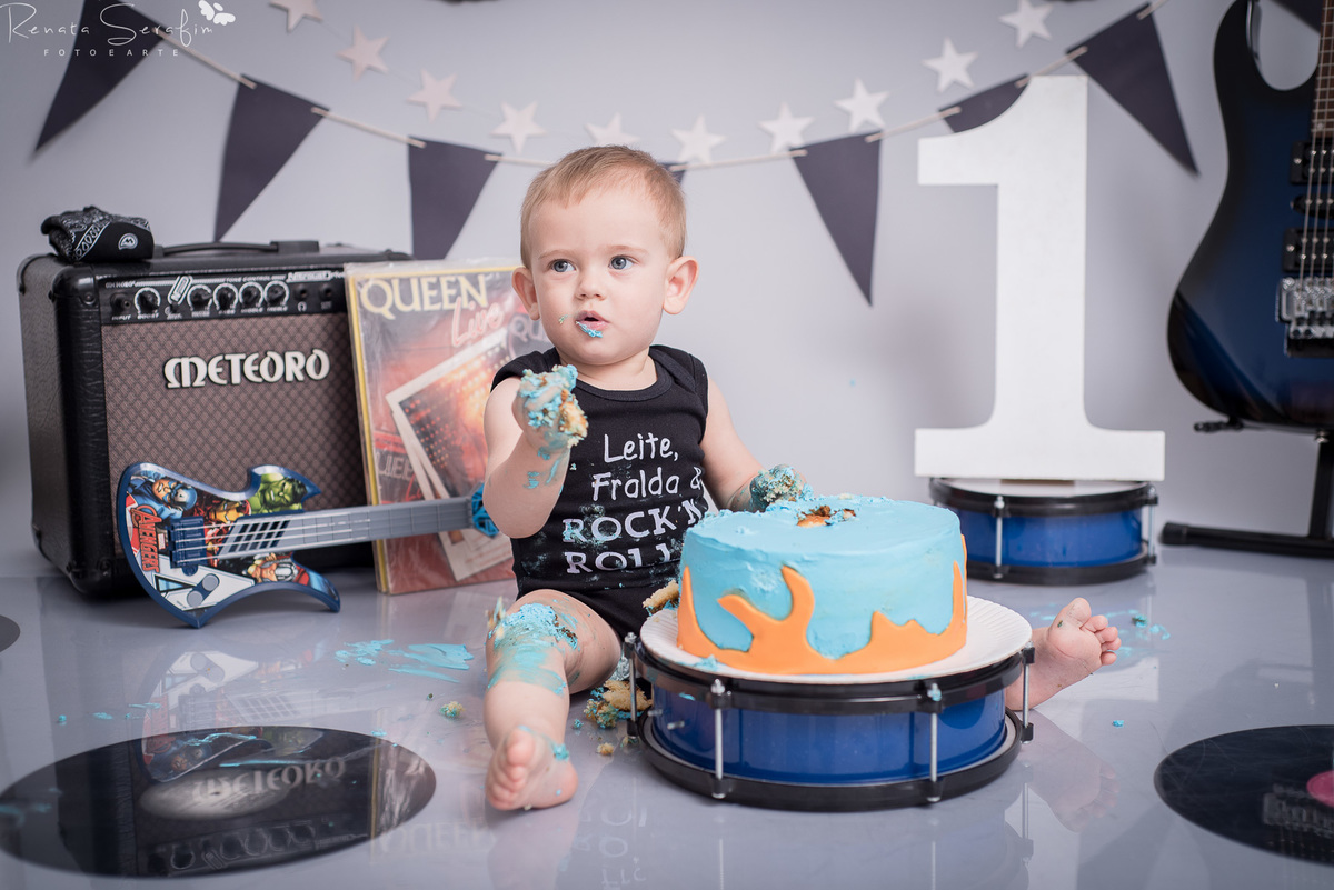 cake smash musical, festa de musica, Renata Serafim, rock and roll, smash the cake, tema de festas, tema musical, festa de rock and roll, fotografa em jau, fotografo infantil, fotografo em bariri, fotografo bauru, dois corregos, musica, smash, leite frald