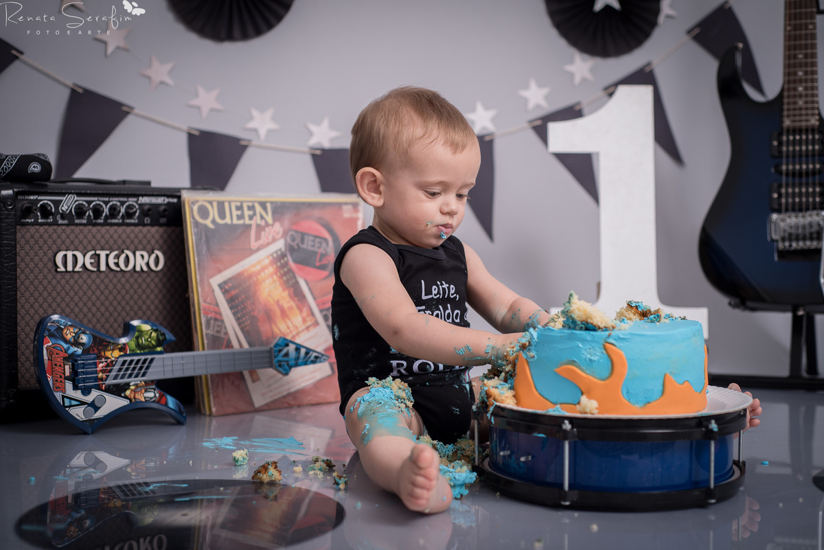 cake smash musical, festa de musica, Renata Serafim, rock and roll, smash the cake, tema de festas, tema musical, festa de rock and roll, fotografa em jau, fotografo infantil, fotografo em bariri, fotografo bauru, dois corregos, musica, smash, leite frald