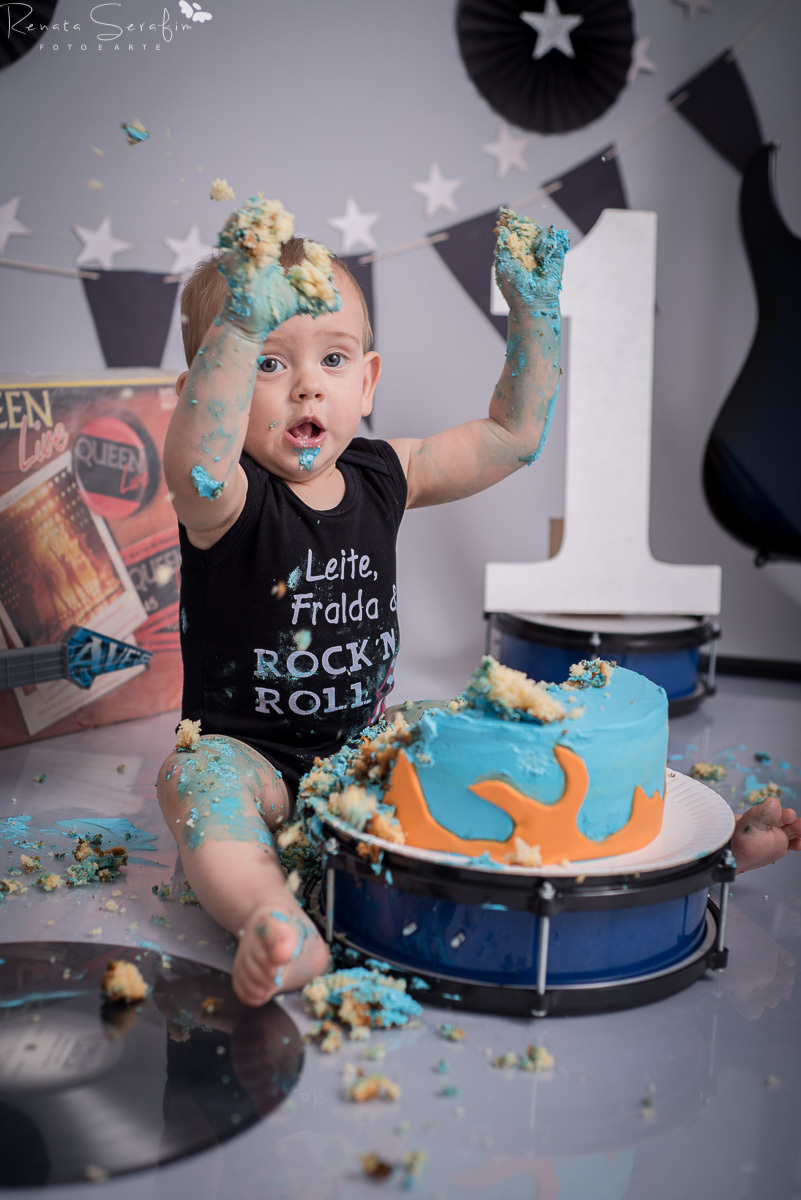 cake smash musical, festa de musica, Renata Serafim, rock and roll, smash the cake, tema de festas, tema musical, festa de rock and roll, fotografa em jau, fotografo infantil, fotografo em bariri, fotografo bauru, dois corregos, musica, smash, leite frald