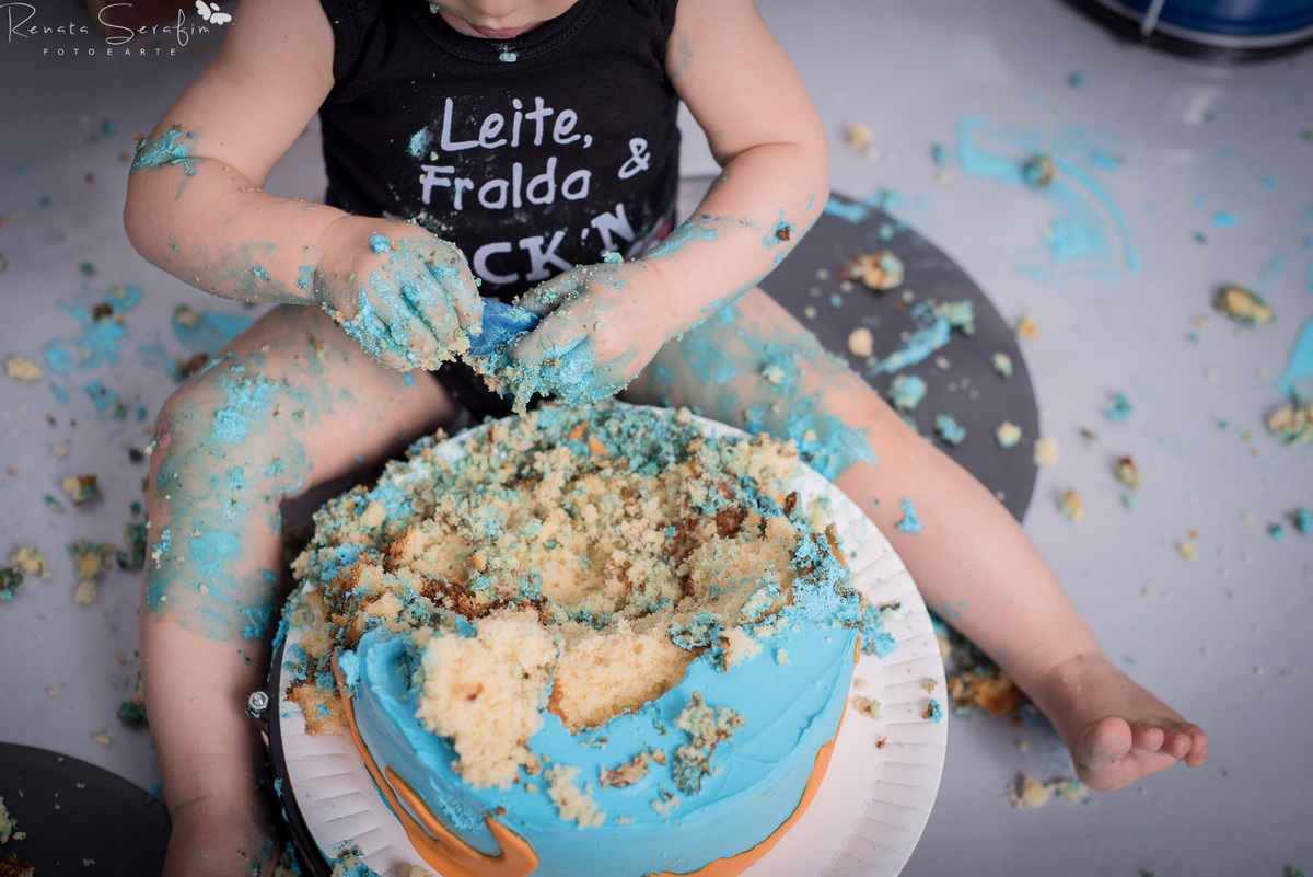 cake smash musical, festa de musica, Renata Serafim, rock and roll, smash the cake, tema de festas, tema musical, festa de rock and roll, fotografa em jau, fotografo infantil, fotografo em bariri, fotografo bauru, dois corregos, musica, smash, leite frald