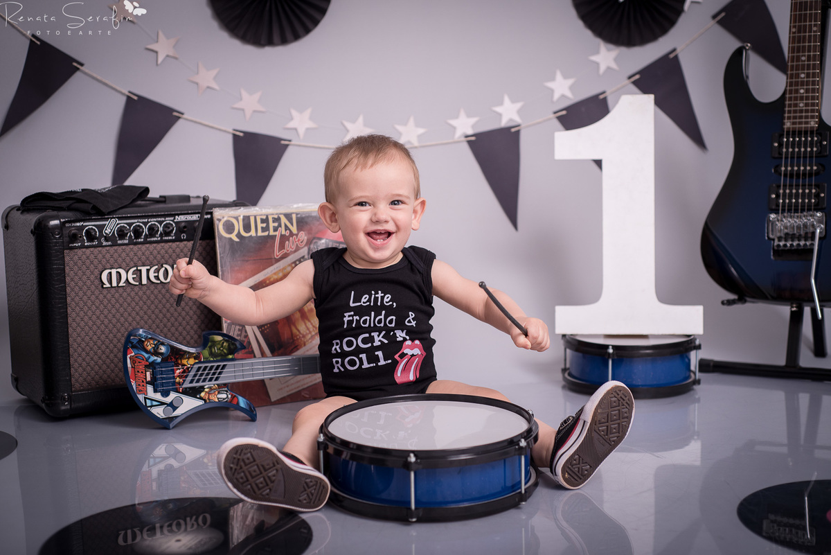cake smash musical, festa de musica, Renata Serafim, rock and roll, smash the cake, tema de festas, tema musical, festa de rock and roll, fotografa em jau, fotografo infantil, fotografo em bariri, fotografo bauru, dois corregos, musica, smash, leite frald