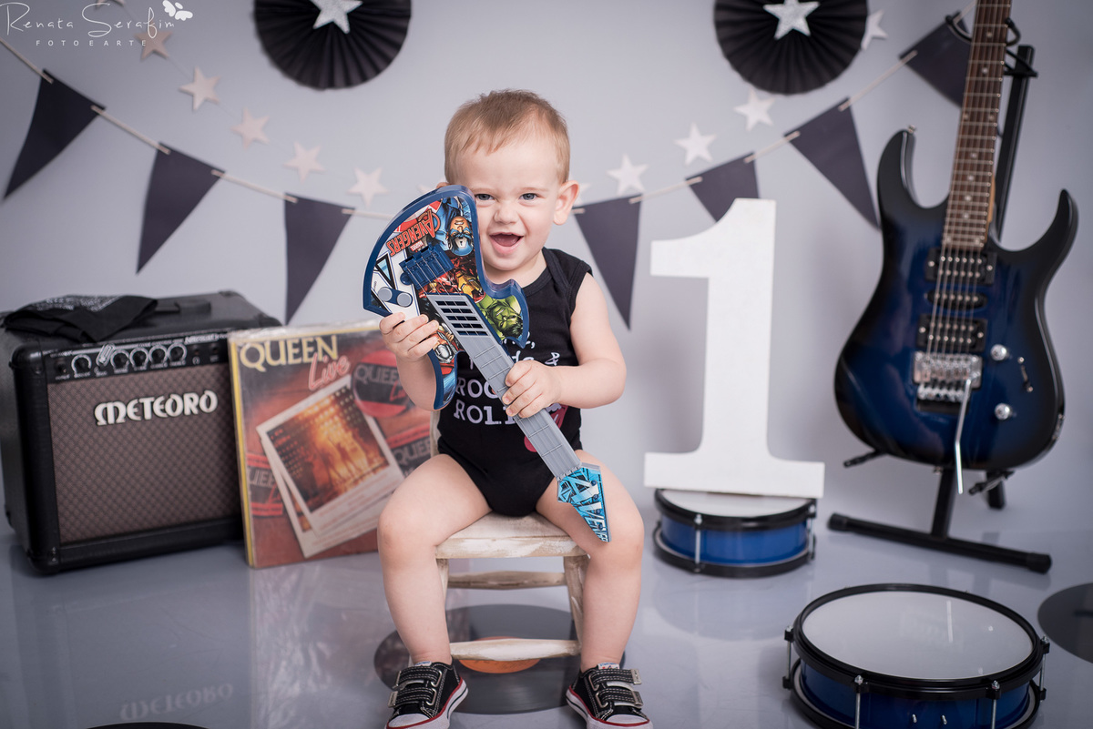 cake smash musical, festa de musica, Renata Serafim, rock and roll, smash the cake, tema de festas, tema musical, festa de rock and roll, fotografa em jau, fotografo infantil, fotografo em bariri, fotografo bauru, dois corregos, musica, smash, leite frald