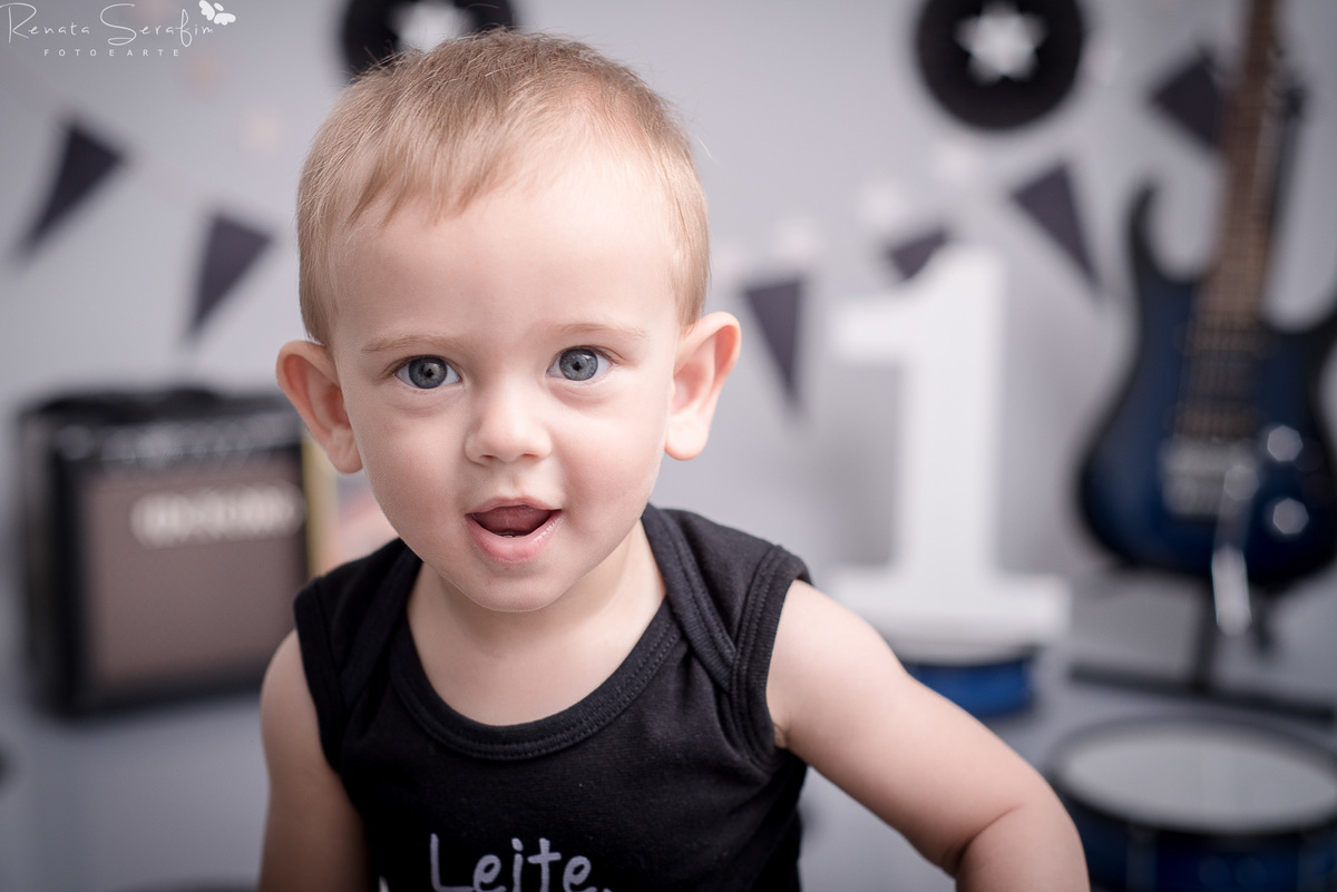 cake smash musical, festa de musica, Renata Serafim, rock and roll, smash the cake, tema de festas, tema musical, festa de rock and roll, fotografa em jau, fotografo infantil, fotografo em bariri, fotografo bauru, dois corregos, musica, smash, leite frald