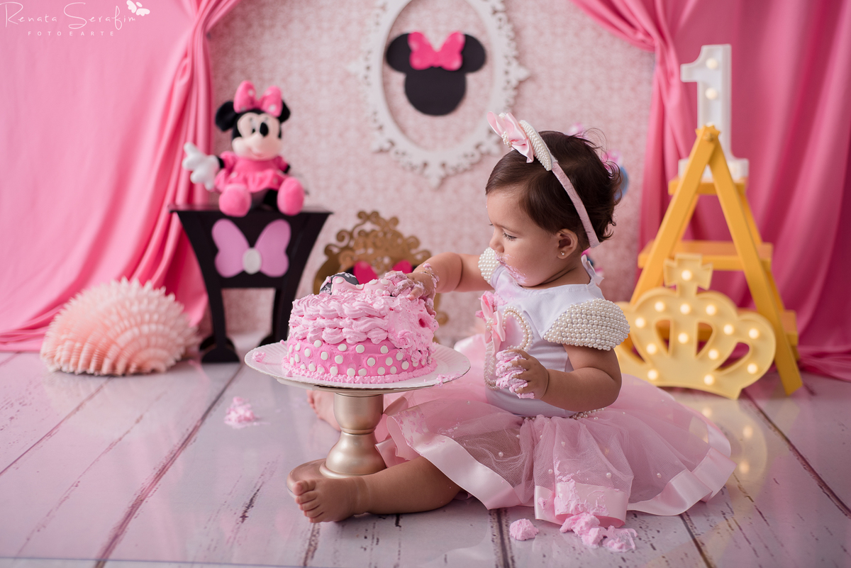 book infantil, cake smash minnie, cenario para fotos, festa da minnie, festa de menina, festa realeza, fotografo em jau, inpirações, mae de menina, meleca no bolo, minnie rosa, realeza, renata serafim, salao de festas em jau, sessão infantil, smash cake