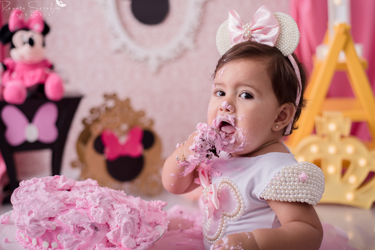 book infantil, cake smash minnie, cenario para fotos, festa da minnie, festa de menina, festa realeza, fotografo em jau, inpirações, mae de menina, meleca no bolo, minnie rosa, realeza, renata serafim, salao de festas em jau, sessão infantil, smash cake