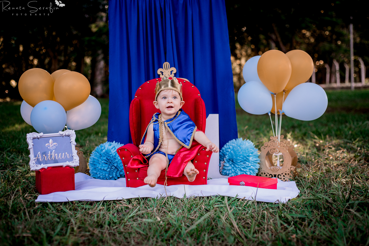 book infantil, cake smash rei,  cenario para fotos, festa principe, festa de menio, festa realeza, fotografo em jau, inpirações, mae de menino, meleca no bolo, rei arthur, realeza, renata serafim, salao de festas em jau, sessão infantil, smash cake
