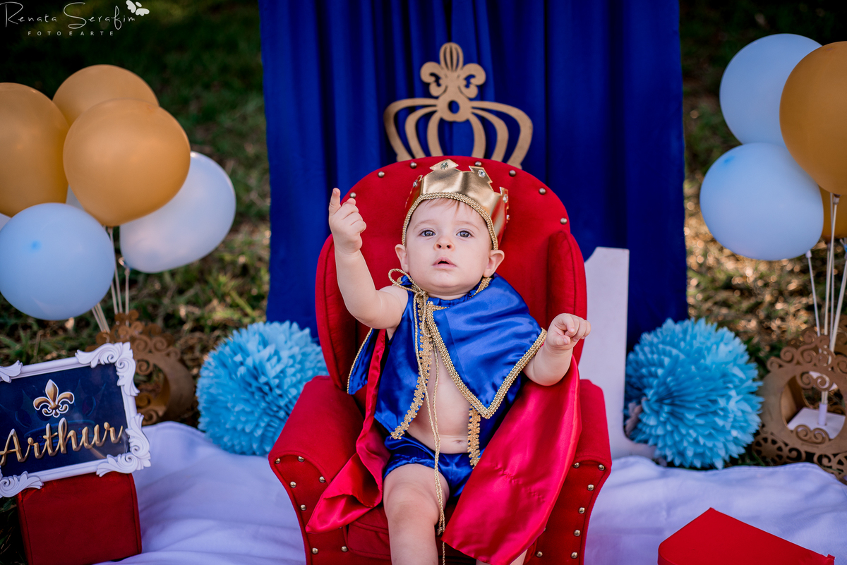 book infantil, cake smash rei,  cenario para fotos, festa principe, festa de menio, festa realeza, fotografo em jau, inpirações, mae de menino, meleca no bolo, rei arthur, realeza, renata serafim, salao de festas em jau, sessão infantil, smash cake