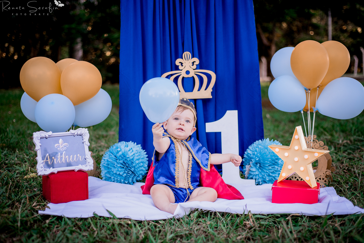 book infantil, cake smash rei,  cenario para fotos, festa principe, festa de menio, festa realeza, fotografo em jau, inpirações, mae de menino, meleca no bolo, rei arthur, realeza, renata serafim, salao de festas em jau, sessão infantil, smash cake