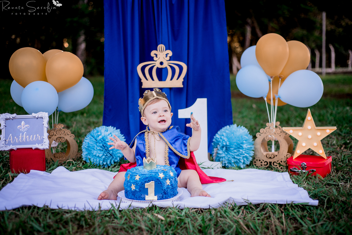 book infantil, cake smash rei,  cenario para fotos, festa principe, festa de menio, festa realeza, fotografo em jau, inpirações, mae de menino, meleca no bolo, rei arthur, realeza, renata serafim, salao de festas em jau, sessão infantil, smash cake