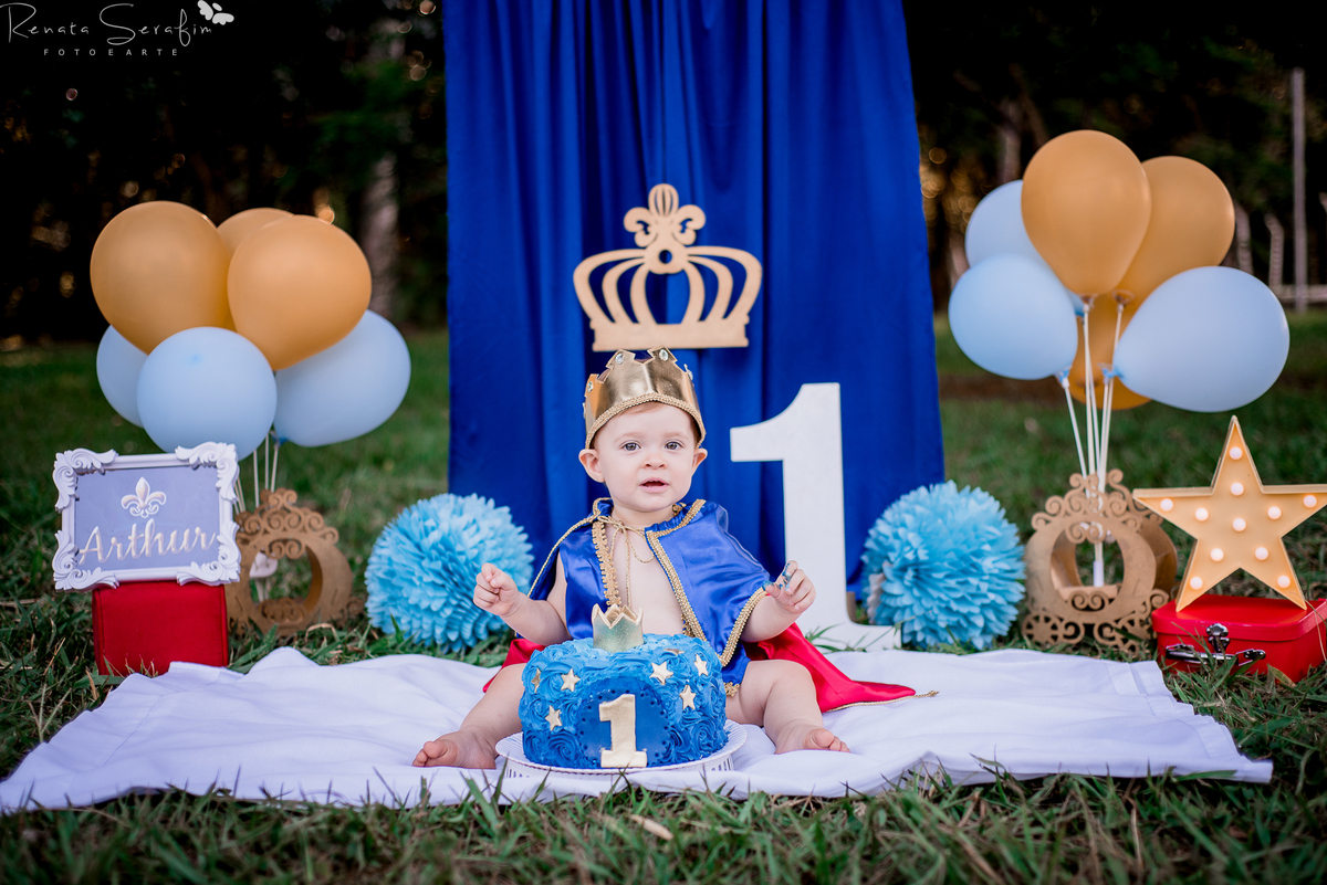 book infantil, cake smash rei,  cenario para fotos, festa principe, festa de menio, festa realeza, fotografo em jau, inpirações, mae de menino, meleca no bolo, rei arthur, realeza, renata serafim, salao de festas em jau, sessão infantil, smash cake