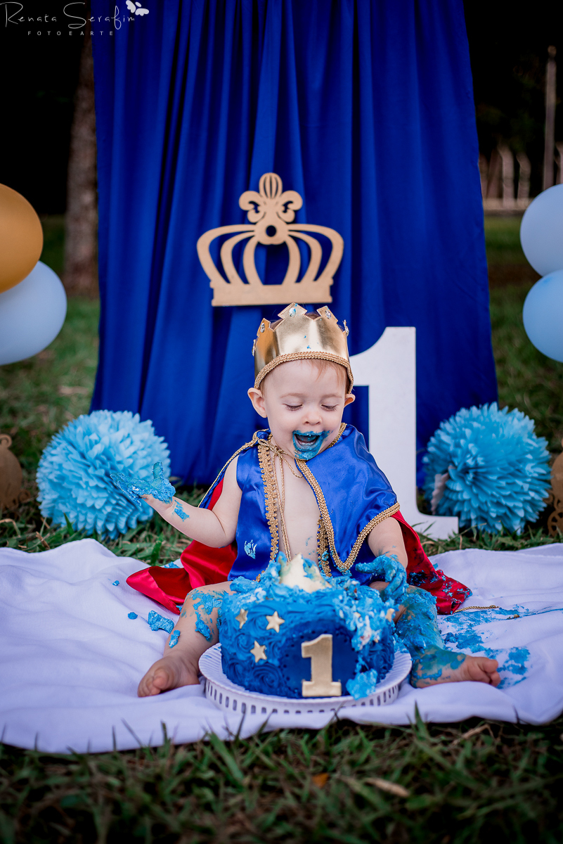 book infantil, cake smash rei,  cenario para fotos, festa principe, festa de menio, festa realeza, fotografo em jau, inpirações, mae de menino, meleca no bolo, rei arthur, realeza, renata serafim, salao de festas em jau, sessão infantil, smash cake