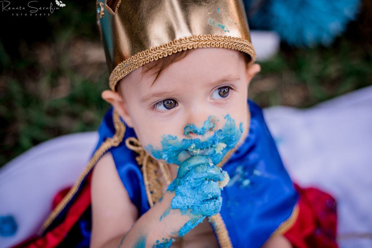 book infantil, cake smash rei,  cenario para fotos, festa principe, festa de menio, festa realeza, fotografo em jau, inpirações, mae de menino, meleca no bolo, rei arthur, realeza, renata serafim, salao de festas em jau, sessão infantil, smash cake