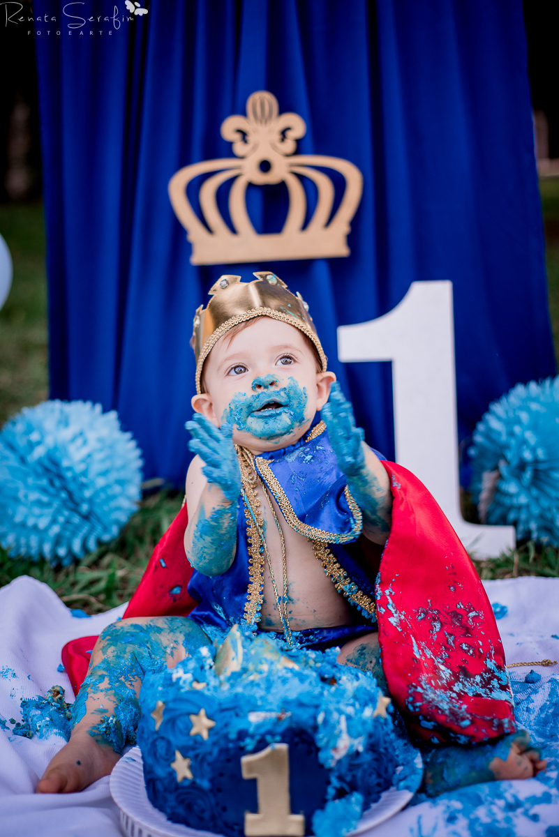 book infantil, cake smash rei,  cenario para fotos, festa principe, festa de menio, festa realeza, fotografo em jau, inpirações, mae de menino, meleca no bolo, rei arthur, realeza, renata serafim, salao de festas em jau, sessão infantil, smash cake