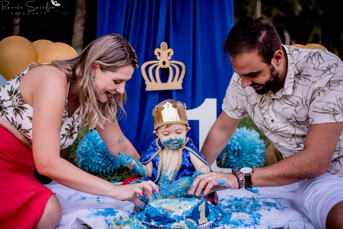 book infantil, cake smash rei,  cenario para fotos, festa principe, festa de menio, festa realeza, fotografo em jau, inpirações, mae de menino, meleca no bolo, rei arthur, realeza, renata serafim, salao de festas em jau, sessão infantil, smash cake