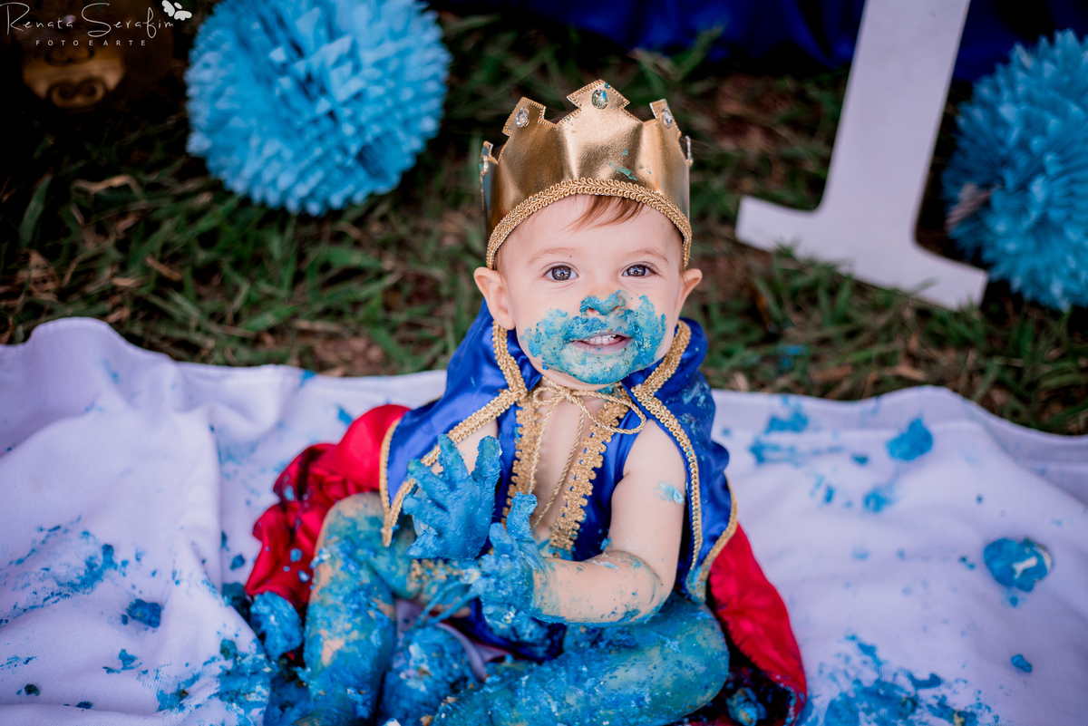 book infantil, cake smash rei,  cenario para fotos, festa principe, festa de menio, festa realeza, fotografo em jau, inpirações, mae de menino, meleca no bolo, rei arthur, realeza, renata serafim, salao de festas em jau, sessão infantil, smash cake
