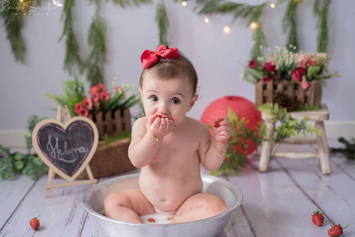 acompanhamento de bebe, bariri, bebe bauru, bebe come morango, book de bebe, book de familia, dois corregos, ensaio de bebe, estudio em jau, estudio fotografico em jau, fotografia de bebe em jau, fotografo em jau, introdução alimentar, mill bath, morangos