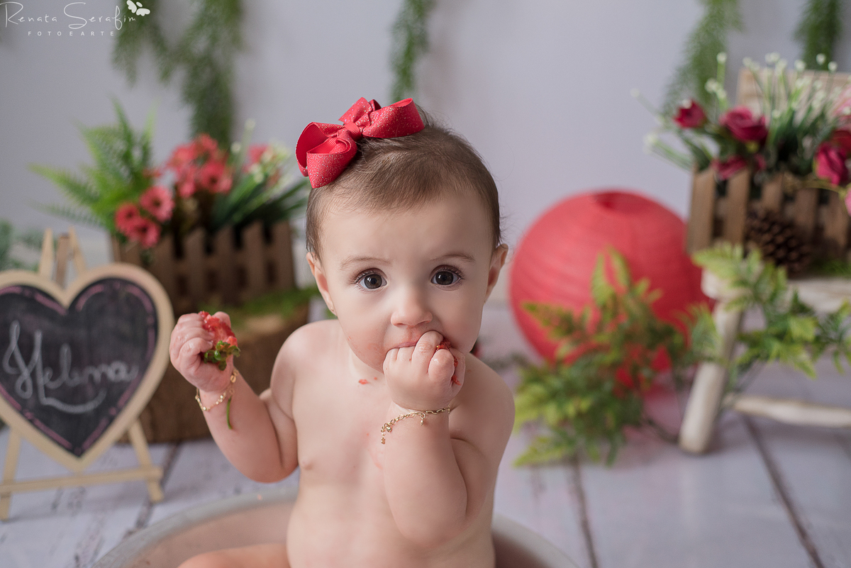 acompanhamento de bebe, bariri, bebe bauru, bebe come morango, book de bebe, book de familia, dois corregos, ensaio de bebe, estudio em jau, estudio fotografico em jau, fotografia de bebe em jau, fotografo em jau, introdução alimentar, mill bath, morangos