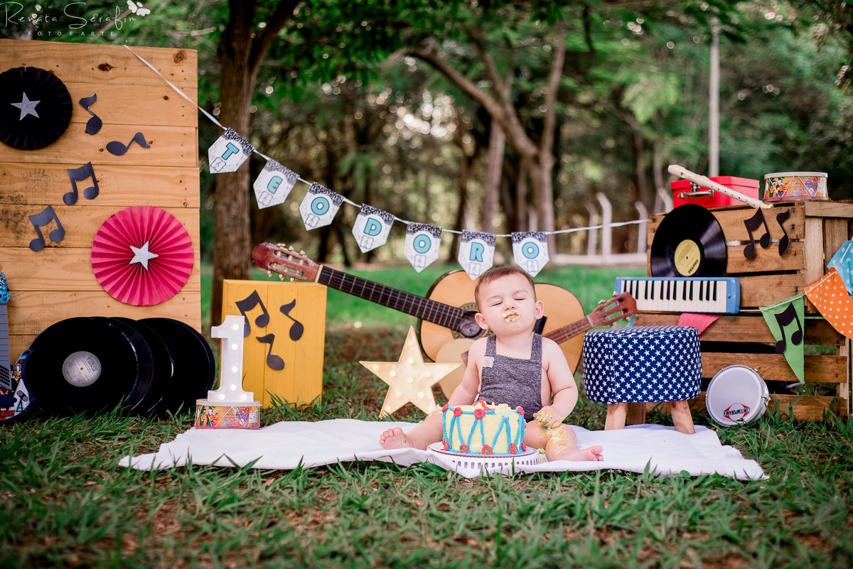 cake smash musical, festa de musica, Renata Serafim, rock and roll, smash the cake, tema de festas, tema musical, festa de rock and roll, fotografa em jau, fotografo infantil, fotografo em bariri, fotografo bauru, dois corregos, musica, smash, leite frald