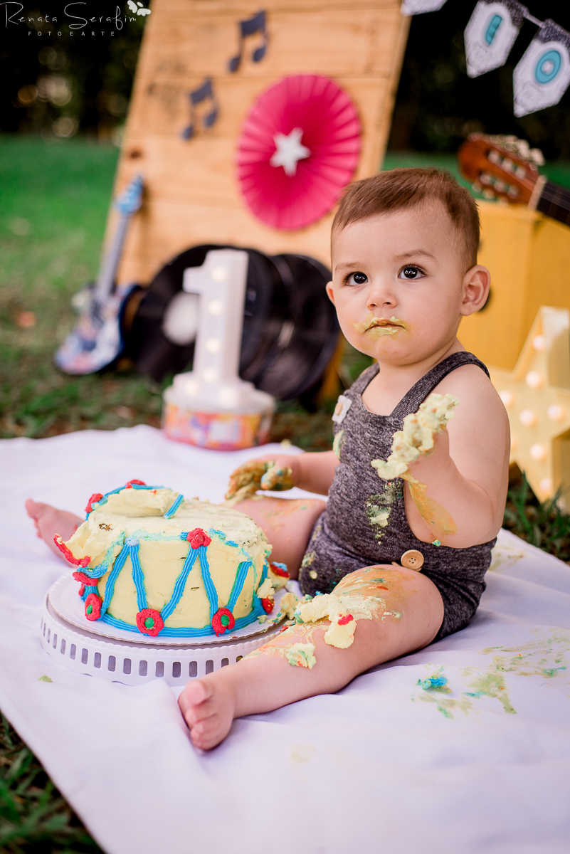 cake smash musical, festa de musica, Renata Serafim, rock and roll, smash the cake, tema de festas, tema musical, festa de rock and roll, fotografa em jau, fotografo infantil, fotografo em bariri, fotografo bauru, dois corregos, musica, smash, leite frald