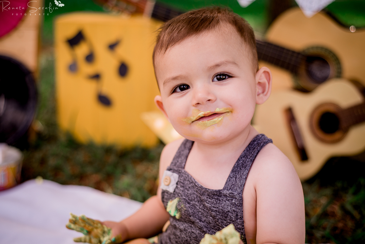 cake smash musical, festa de musica, Renata Serafim, rock and roll, smash the cake, tema de festas, tema musical, festa de rock and roll, fotografa em jau, fotografo infantil, fotografo em bariri, fotografo bauru, dois corregos, musica, smash, leite frald